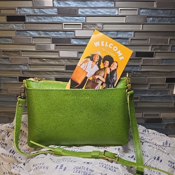 Portland Leather Mystique Bright Green Crossbody Bag - Picture 3 of 8
